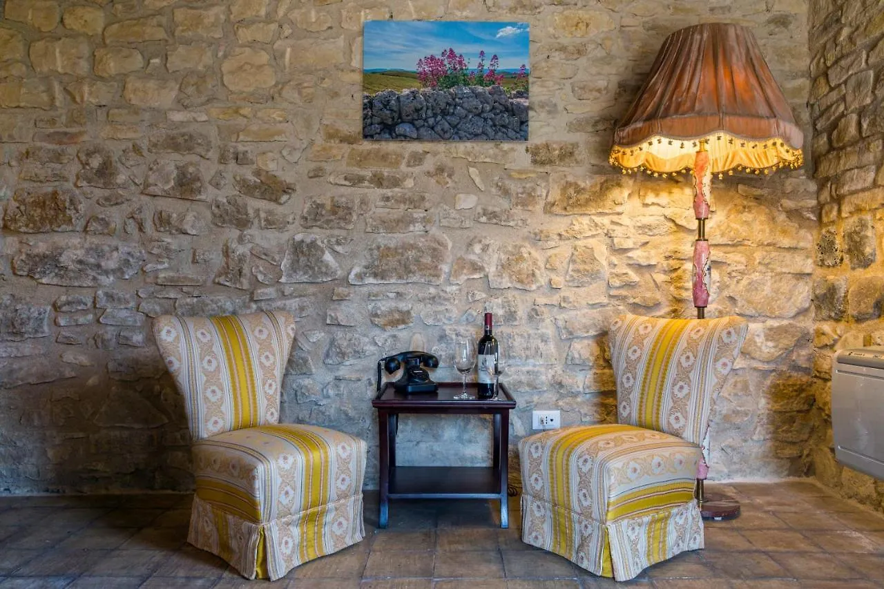 Masseria Fortificata Lo Zafferaneto Buccheri 0*,